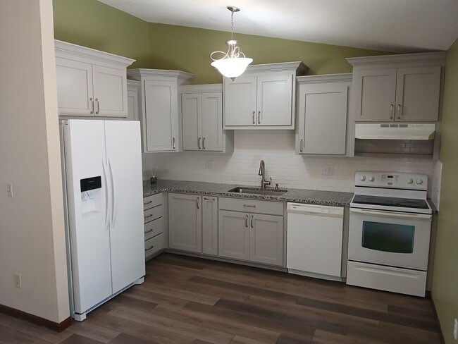 Building Photo - 3 bedrooms, 2 bathrooms, 2 car garage with fenced in yard!