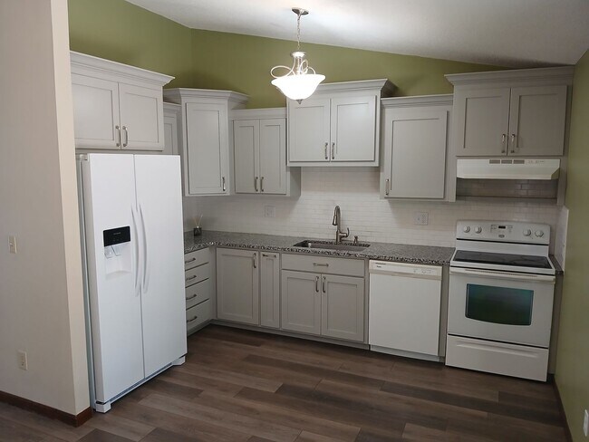 Foto del edificio - 3 bedrooms, 2 bathrooms, 2 car garage with fenced in yard!