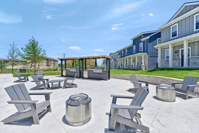 Áreas de parrilla al aire libre - Heritage Court Luxury Townhomes *Now Open