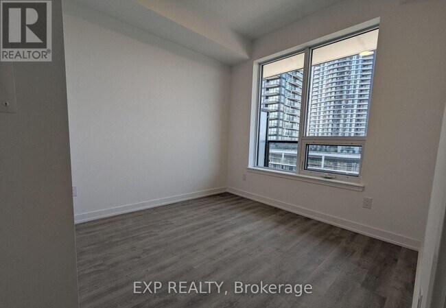 Building Photo - 5105-5105 Hurontario St