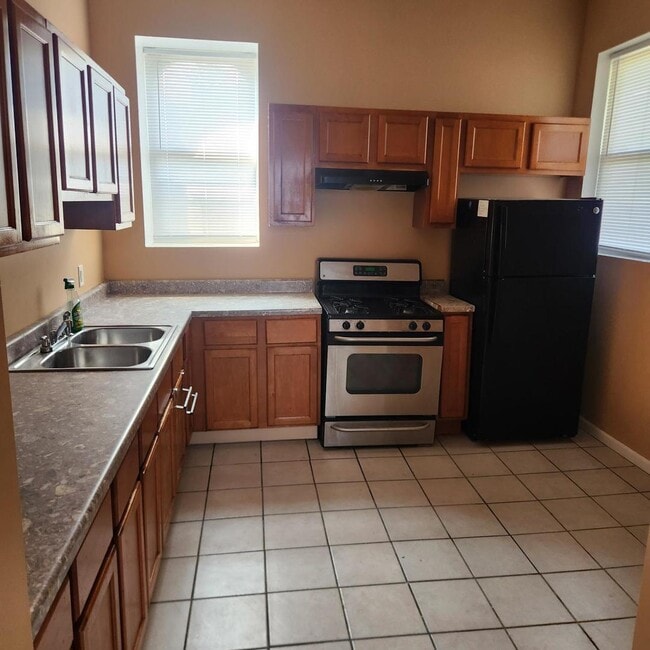 Building Photo - 1256 S Avers Ave