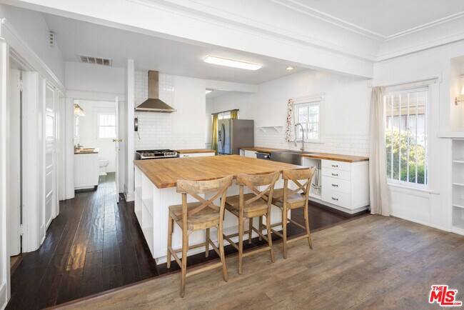 Foto del edificio - 2068 W 27th St
