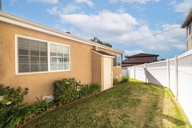 Building Photo - Beautifully Renovated Home with Spacious Y...