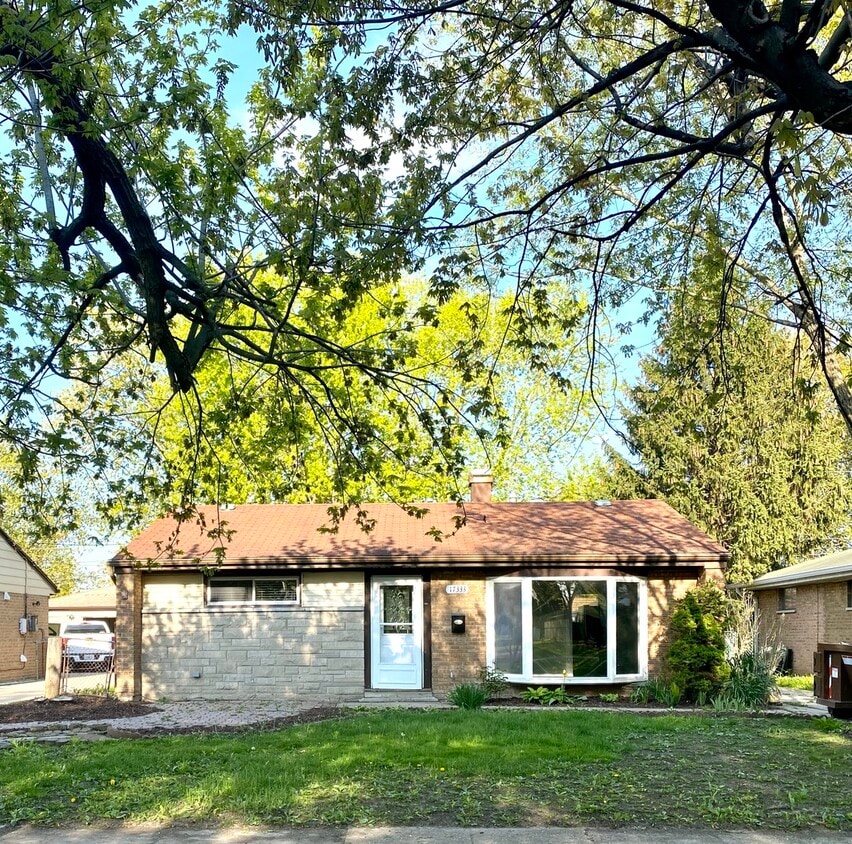 Primary Photo - 17333 Chicago Ave