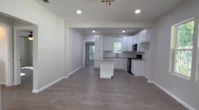 Building Photo - 2115 Reuter Ave