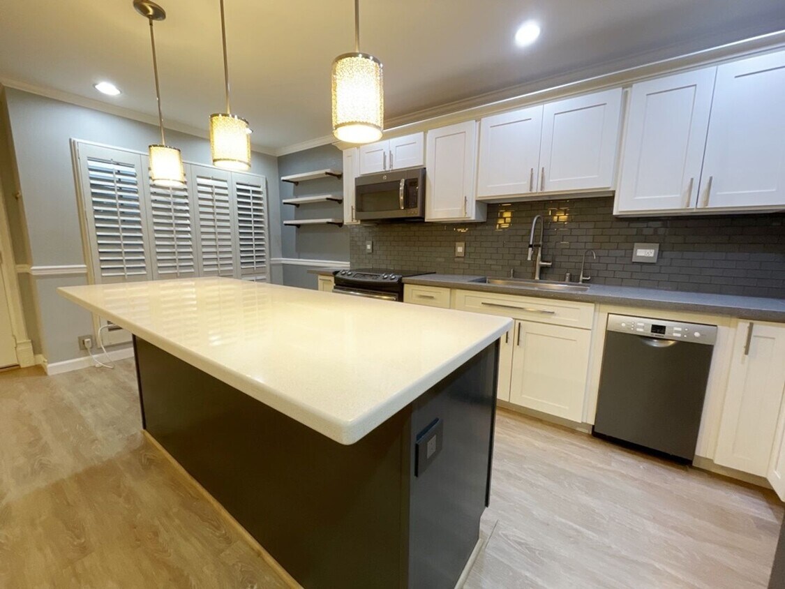 Primary Photo - Waipio Gentry 2 bed, 1 bath, 2 parking wit...