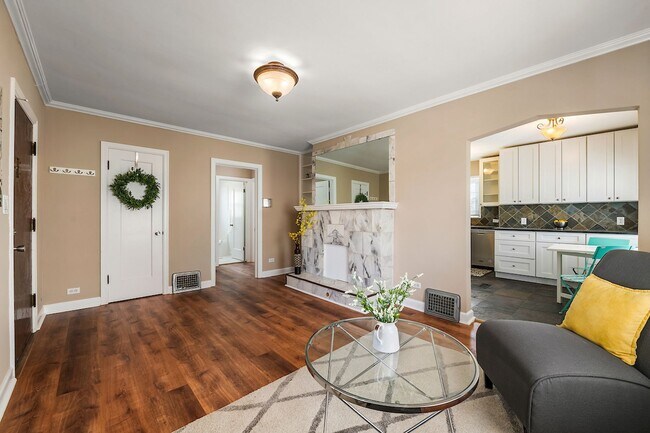 Building Photo - Updated 3-Bedroom, 2-Bath Home in the Hear...