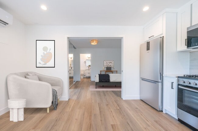 Building Photo - 459 S Van Ness Ave