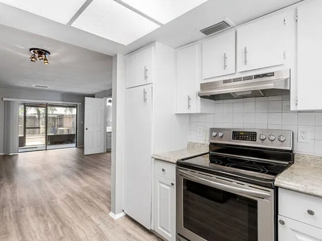 Foto del edificio - 2820 S Pines Dr