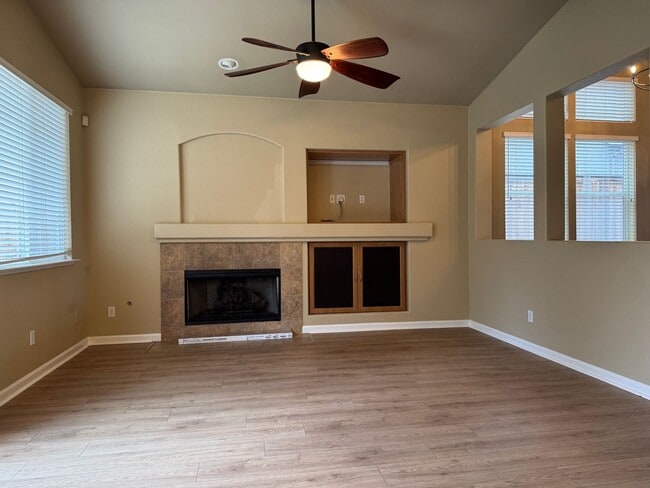 Building Photo - Well-maintained Roseville home!