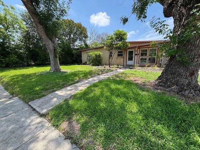 Building Photo - 318 Sprucewood Ln