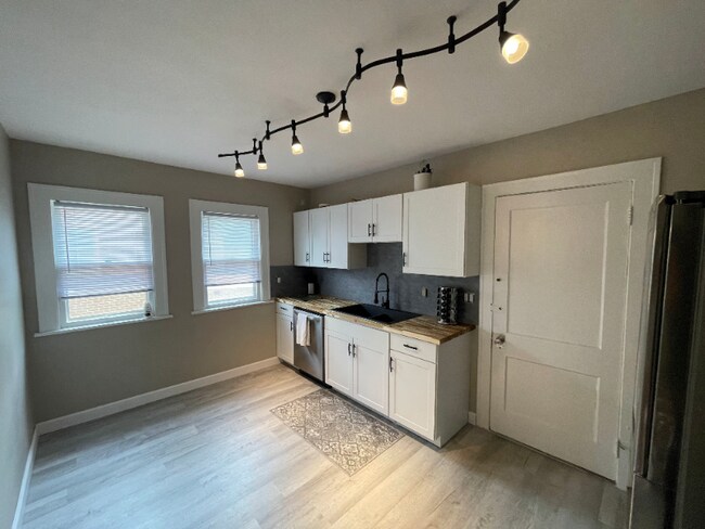 Foto del edificio - 3331 Grantwood Dr