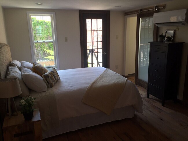 Foto del edificio - BEAUTIFUL, BRIGHT AND OPEN 1 BED, 1 BATH  HOUSE IN HEART OF NORTHSIDE- AVAIL NOW!