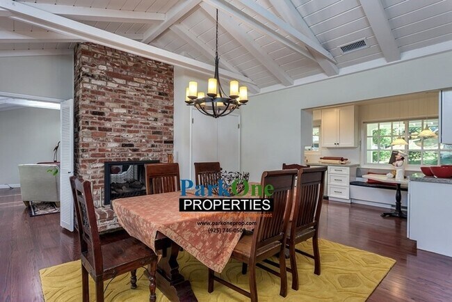 Building Photo - Amazing Moraga Home with incredible lot!