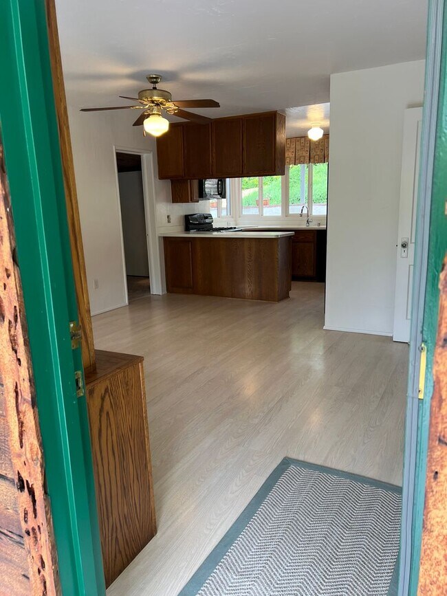 Building Photo - Charming 3BR 2BA home with expansive yard ...