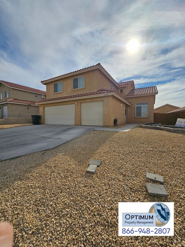 Foto del edificio - Spacious 6 bedroom , 3 bathroom home with downstairs bedroom and bath