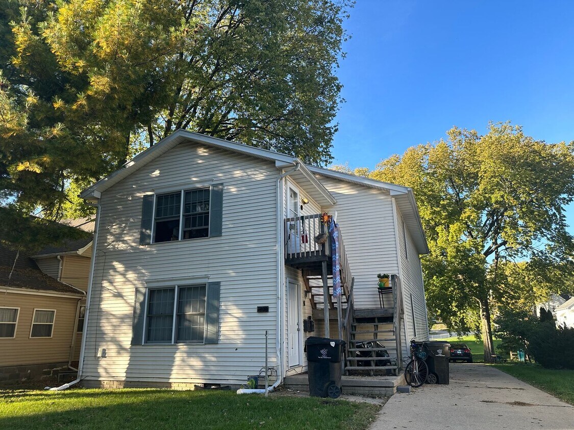 1303 W. Taylor Street Apartment for Rent in Bloomington, IL