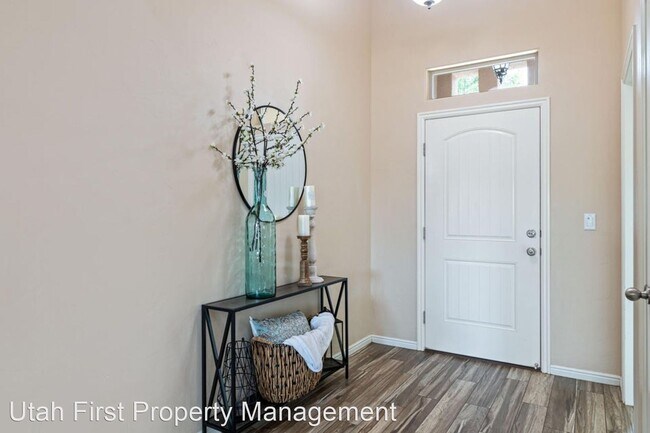 Building Photo - 4 br, 2 bath House - 904 N 300 W