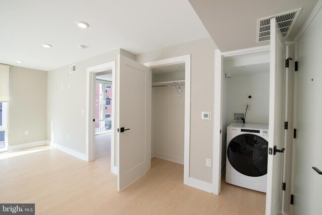 Foto del edificio - 6604 Ridge Ave