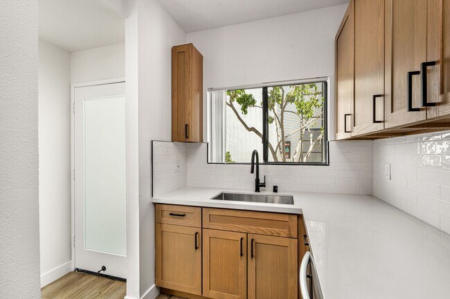 Foto del edificio - 2500 Abbot Kinney Blvd