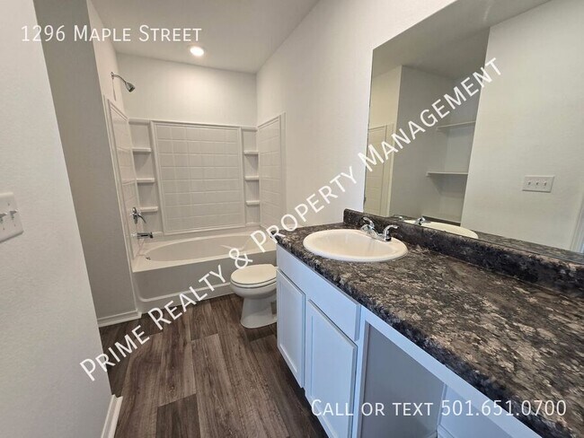 Foto del edificio - 1296 Maple St