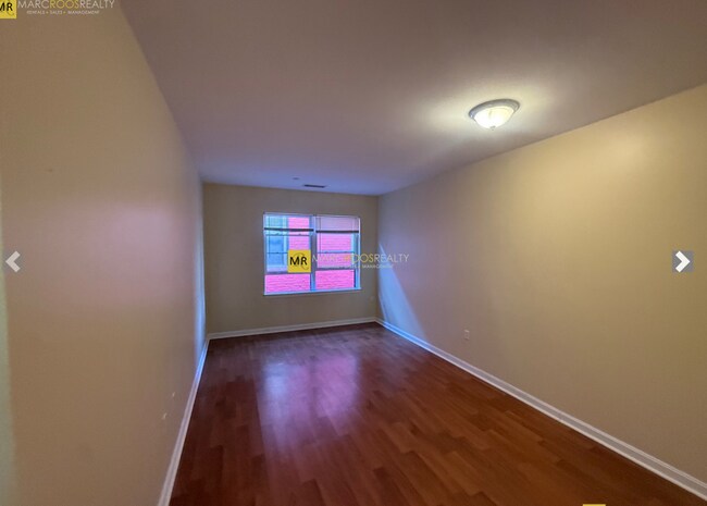 Foto del edificio - 327 Centre St