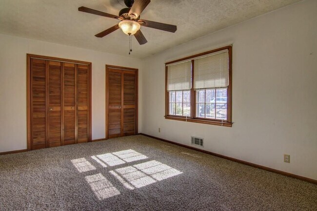 Building Photo - 450 Forest Rd