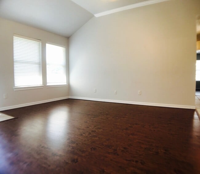Building Photo - Large 4BD 3BA home located in a great Norm...