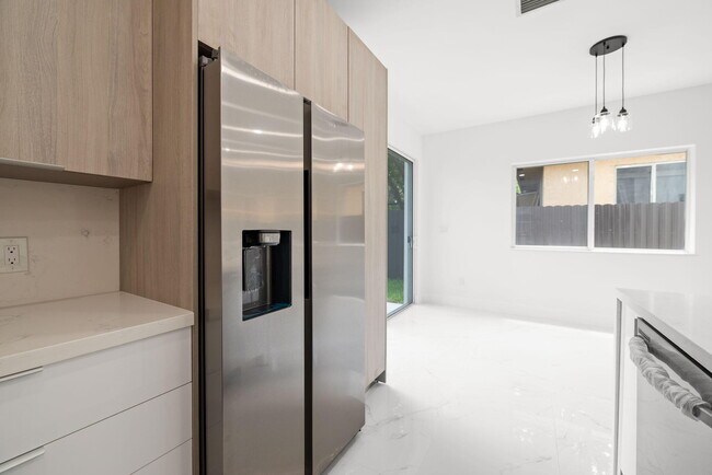 Foto del edificio - 1355 NW 42nd St