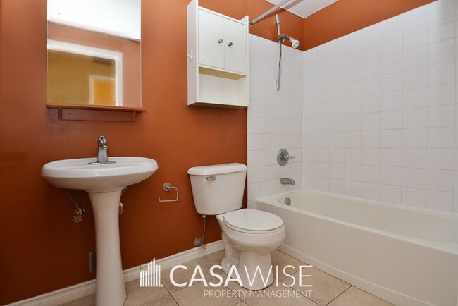 Photo du bâtiment - 10024-10024 Jasper Ave