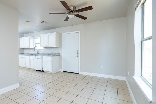 Foto del edificio - $300 OFF 1ST MONTH RENT IF YOU MOVE IN WIT...