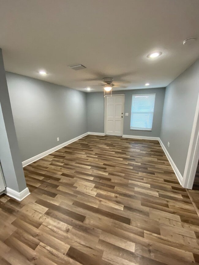 Building Photo - 1/1 Condo Within Walking Distance to Brandon Mall