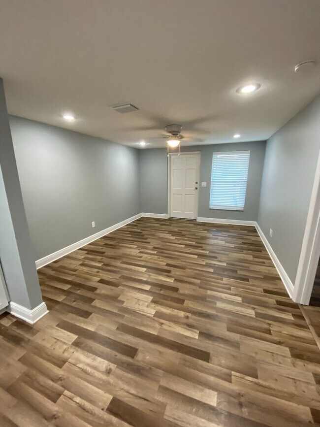 Foto del edificio - 1/1 Condo Within Walking Distance to Brandon Mall