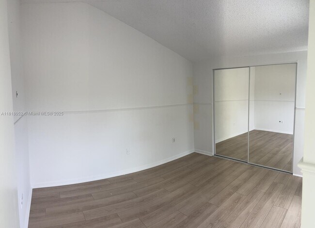 Foto del edificio - 8401 W Sample Rd