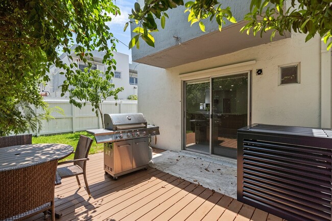 Building Photo - 3597 SW 17th St