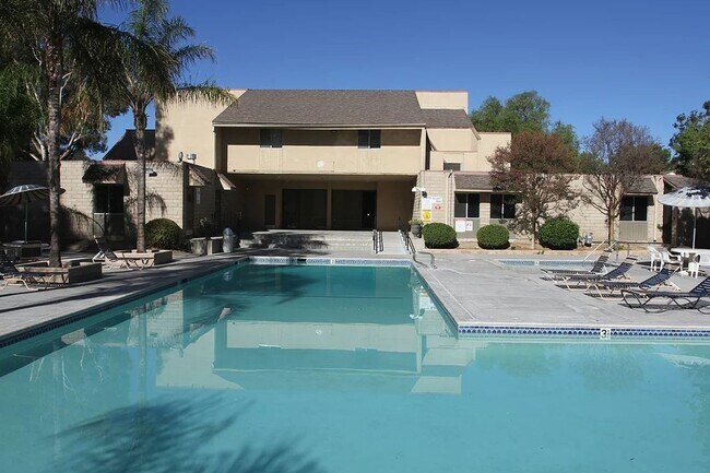Building Photo - LOVELY 2BD/2BA Condo in Valencia's Desirable Lakeshore Community