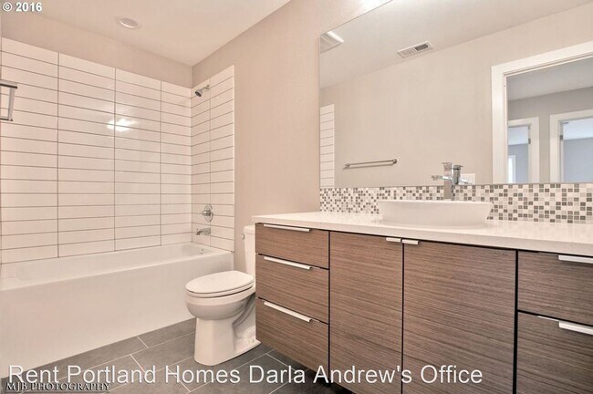 Foto del edificio - 3 br, 2.5 bath House - 7483 N Huron Avenue