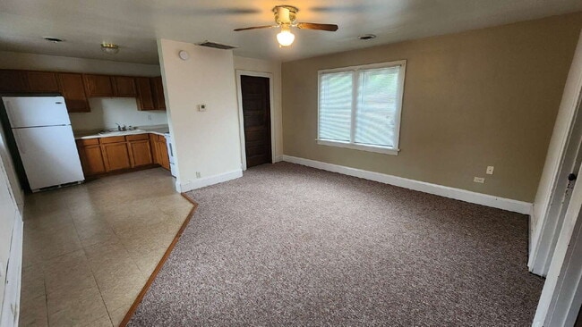 Building Photo - 2 Bedroom, 1 Bathroom Duplex with Private Balcony - Available June 1st