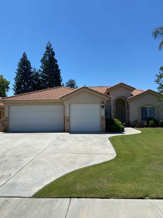 Primary Photo - Gorgeous 4 Bedroom 2 Bath Home W/Pool!
