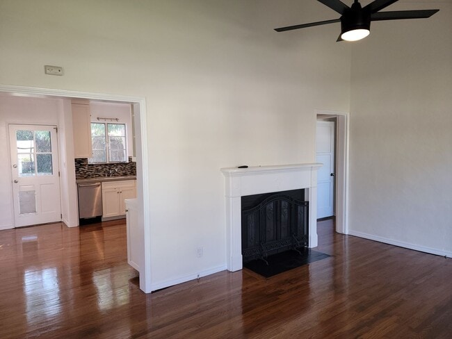 Building Photo - Charming Single Family Home with Spacious ...