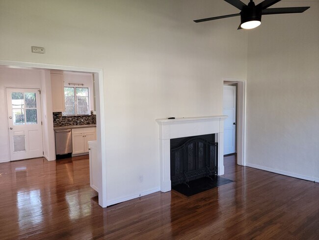 Foto del edificio - Charming Single Family Home with Spacious ...