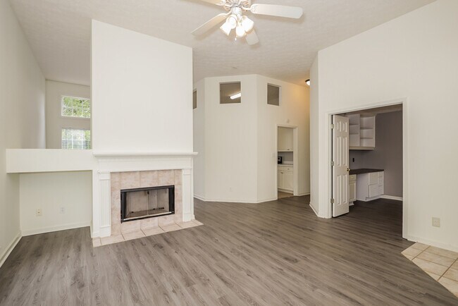 Foto del edificio - 985 Autumn Ridge Rd