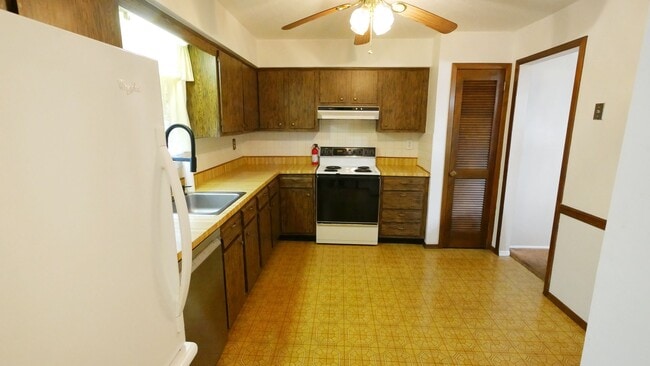Foto del edificio - End Unit Townhouse with Full Basement 2BR ...