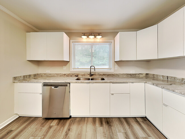 Building Photo - 1506 Sheffield Dr NE