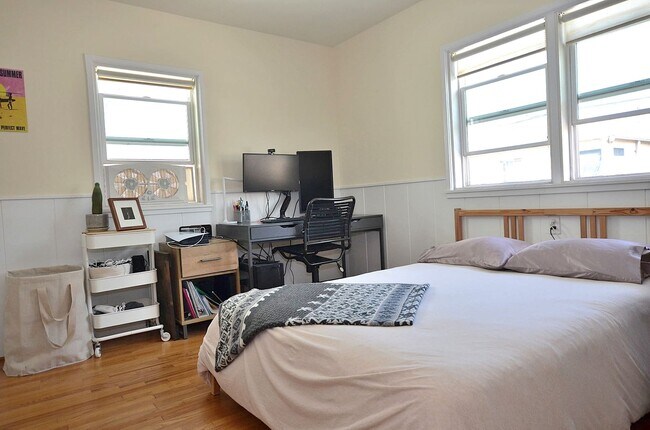 Foto del edificio - 2 Bedroom/1 Bath Unfurnished Back house 2nd floor