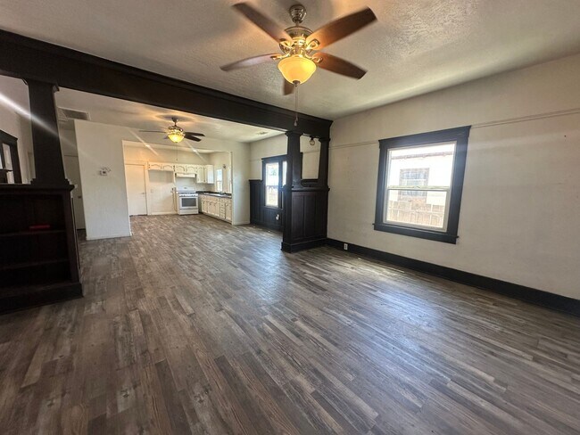 Foto del edificio - Charming Corcoran home coming soon!