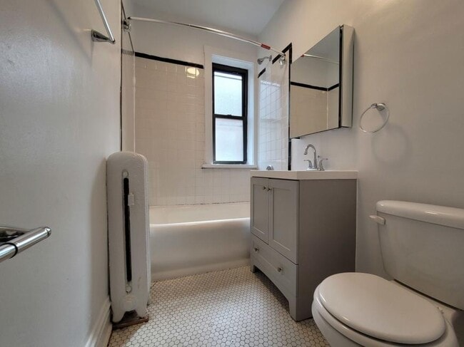 Building Photo - 2 bedroom in Chicago IL 60657