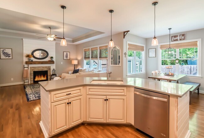 Foto del edificio - Stylish and Spacious 5 Bedroom, 2.5 Bathro...
