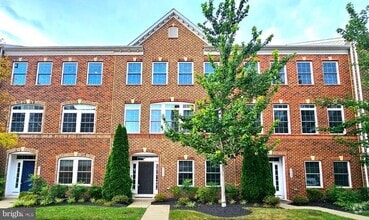Building Photo - 3155 John Glenn St
