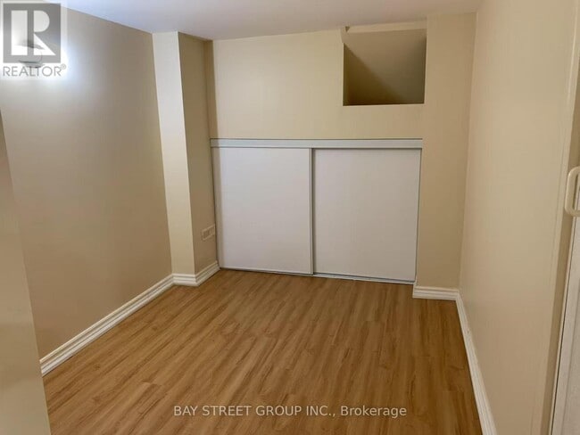 Building Photo - 98 Foxfield Crescent